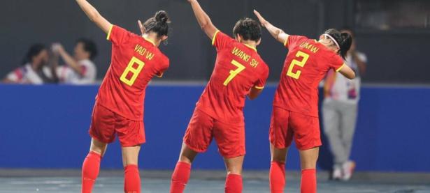 乐鱼体育网站入口-中国女足在球场上展现出团结一心的决心