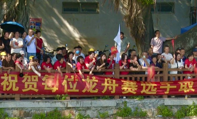 紧张气氛中，观众席鼓声雷动