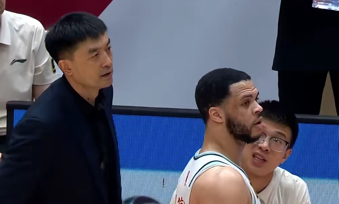 球队主教练表现争议，球迷意见分歧