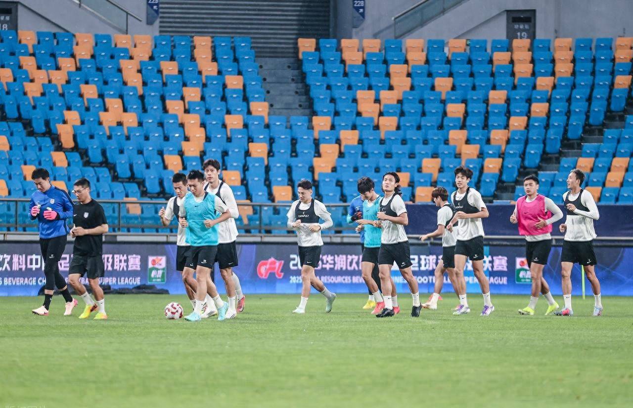 关于中超球员技艺高超，球迷沉浸在精彩表演中的信息