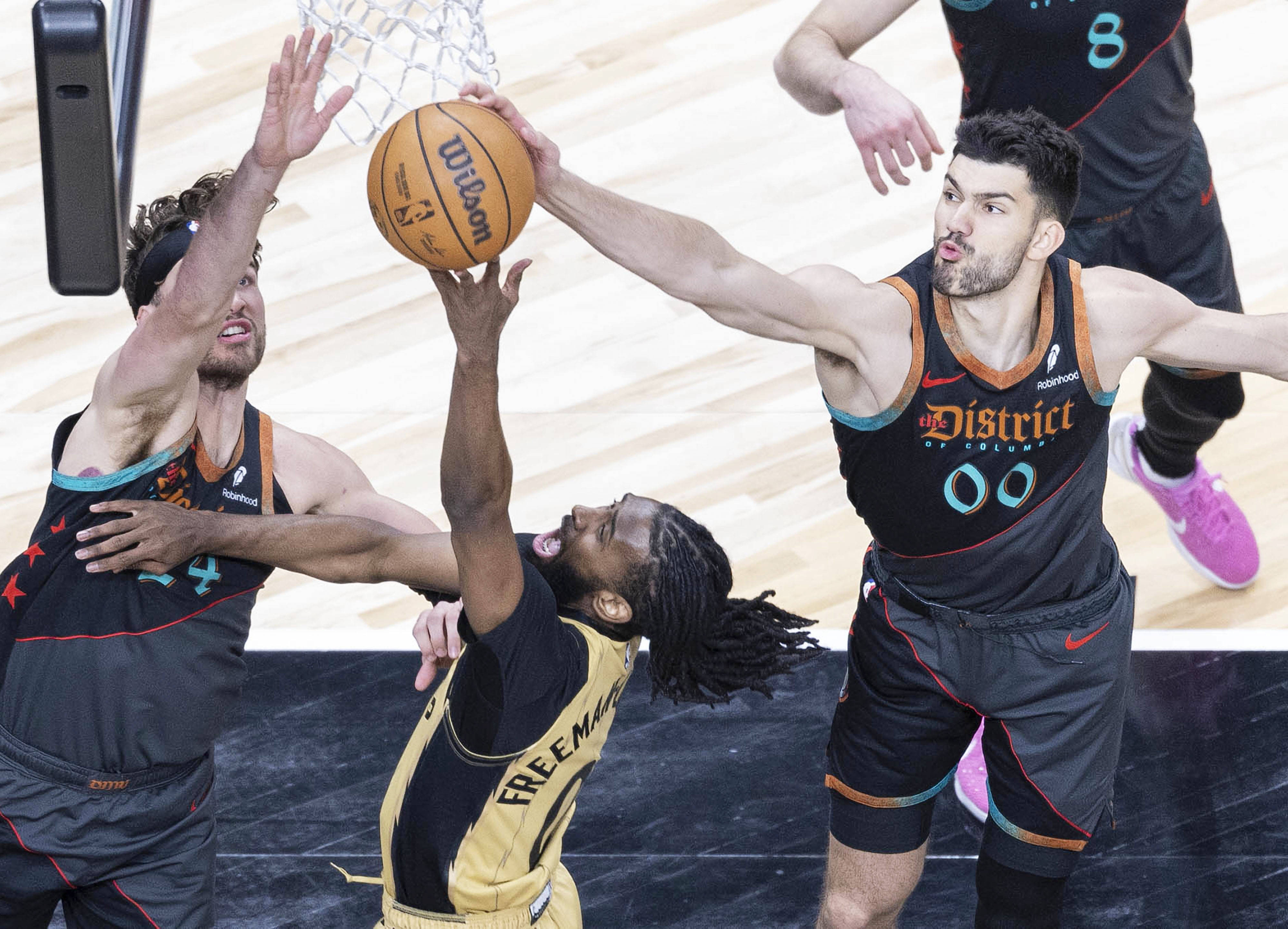 猛龙后卫神勇表现，率队击败对手