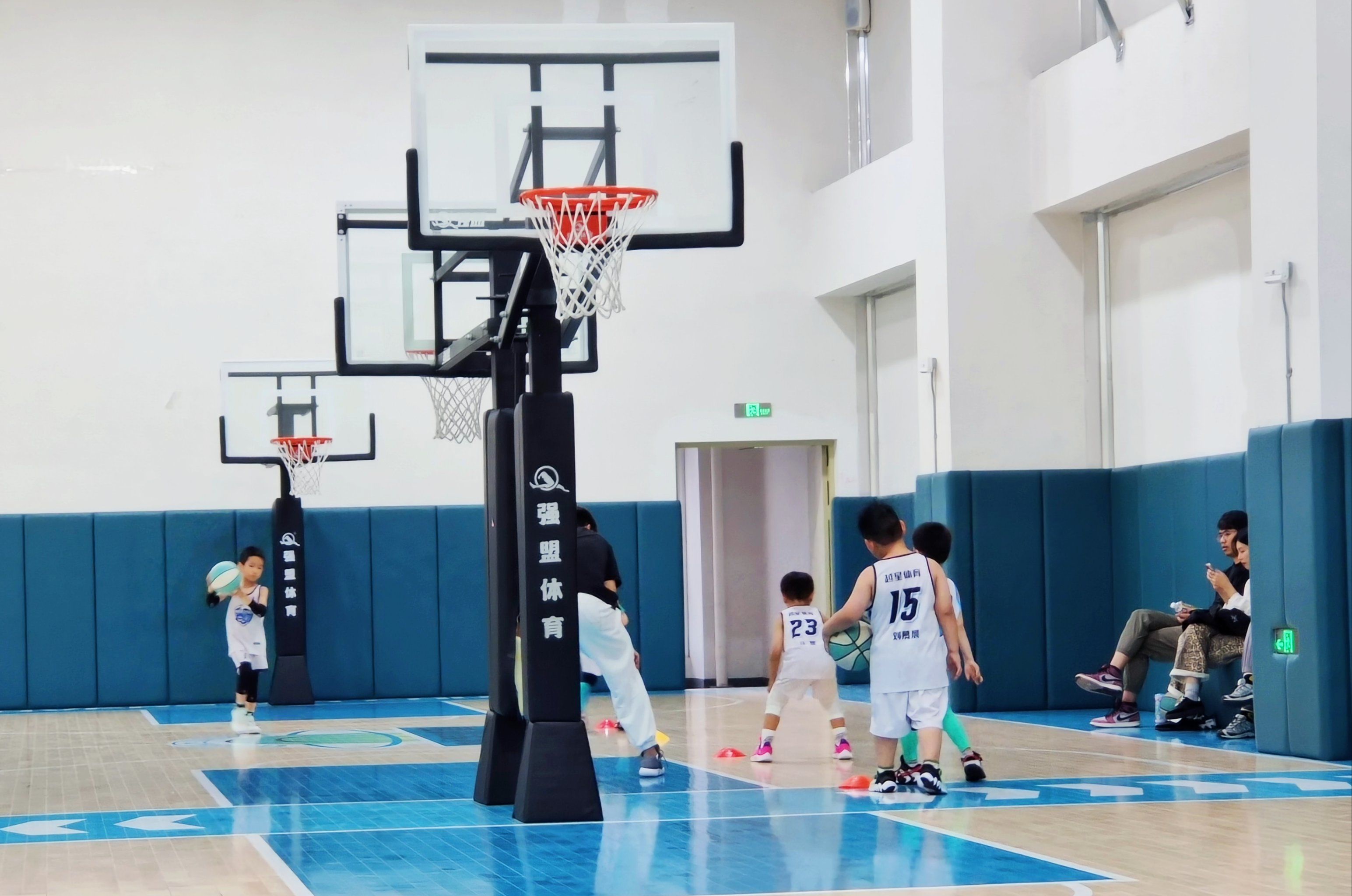 包含风云激荡，篮球联赛展现出色实力的词条