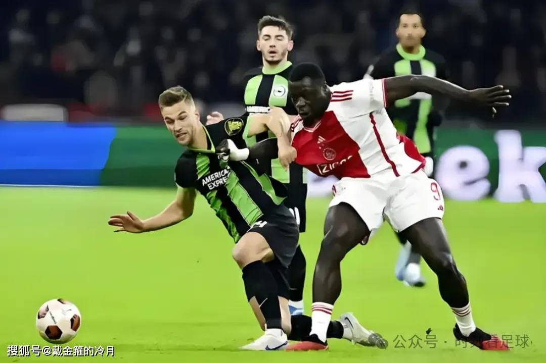 阿贾克斯队以出色表现击败巴塞罗那