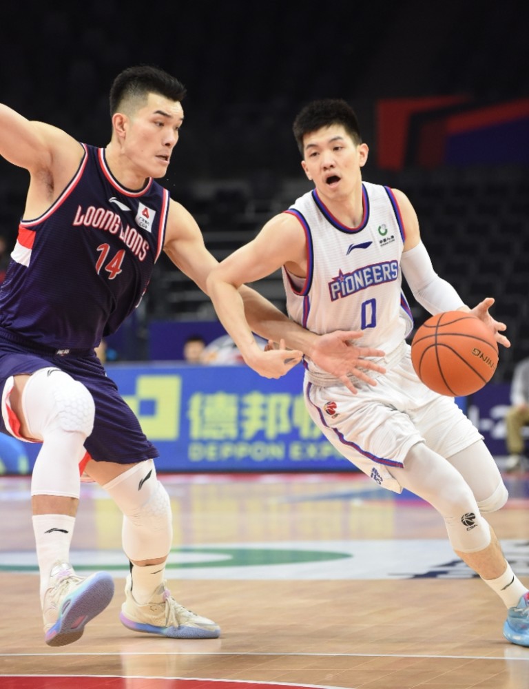 包含广州雄队爆冷主场击败同曦队，士气高昂的词条