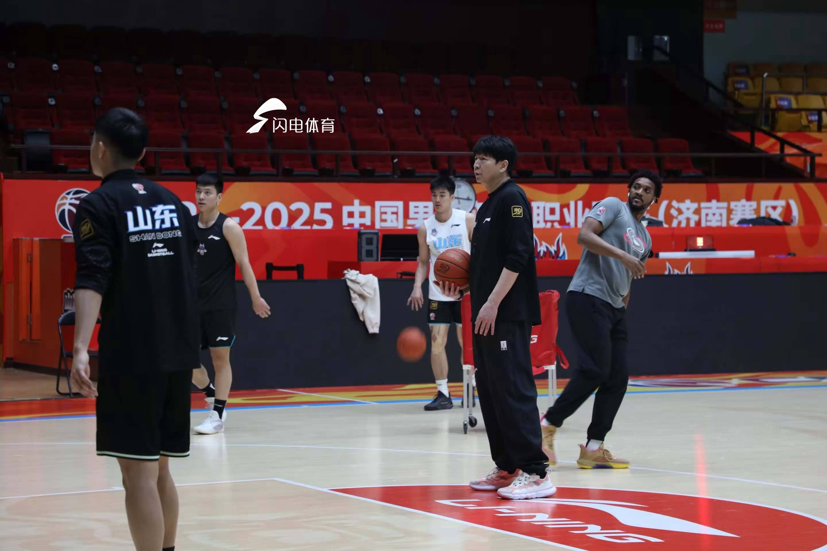 关于山东高速队主教练:球队士气高涨，必将为季后赛拼尽全力的信息