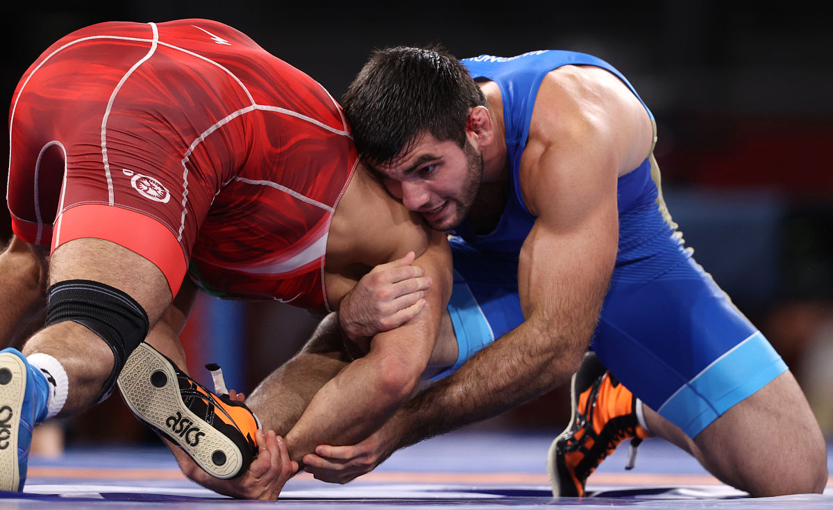 比赛拼抢激烈，球员身体素质优势显著