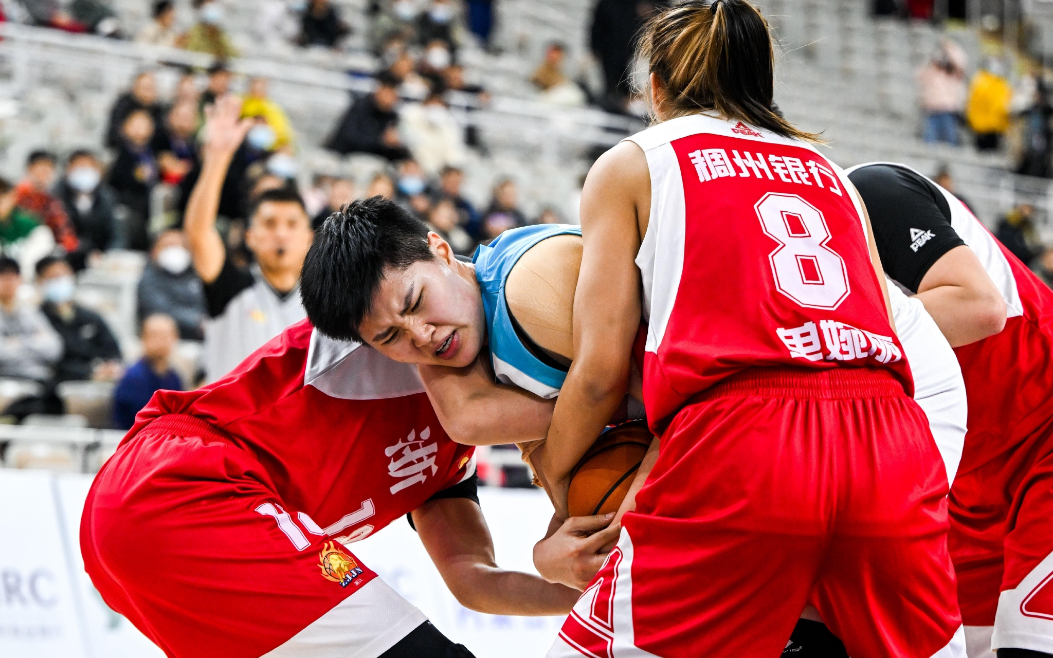 比赛拼抢激烈，球员身体素质优势显著